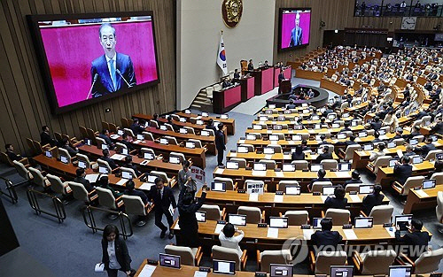 한덕수 대통령 권한대행 국무총리가 24일 서울 여의도 국회 본회의장에서 추가경정예산안 시정연설을 하고 있다. [국회사진기자단=연합뉴스]